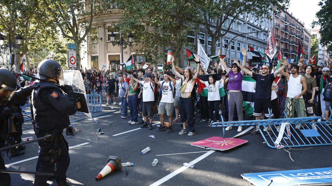 La corsa è stata disturbata quasi quotidianamente da manifestazioni, innescate dalla presenza della squadra israeliana Israel-Premier Tech