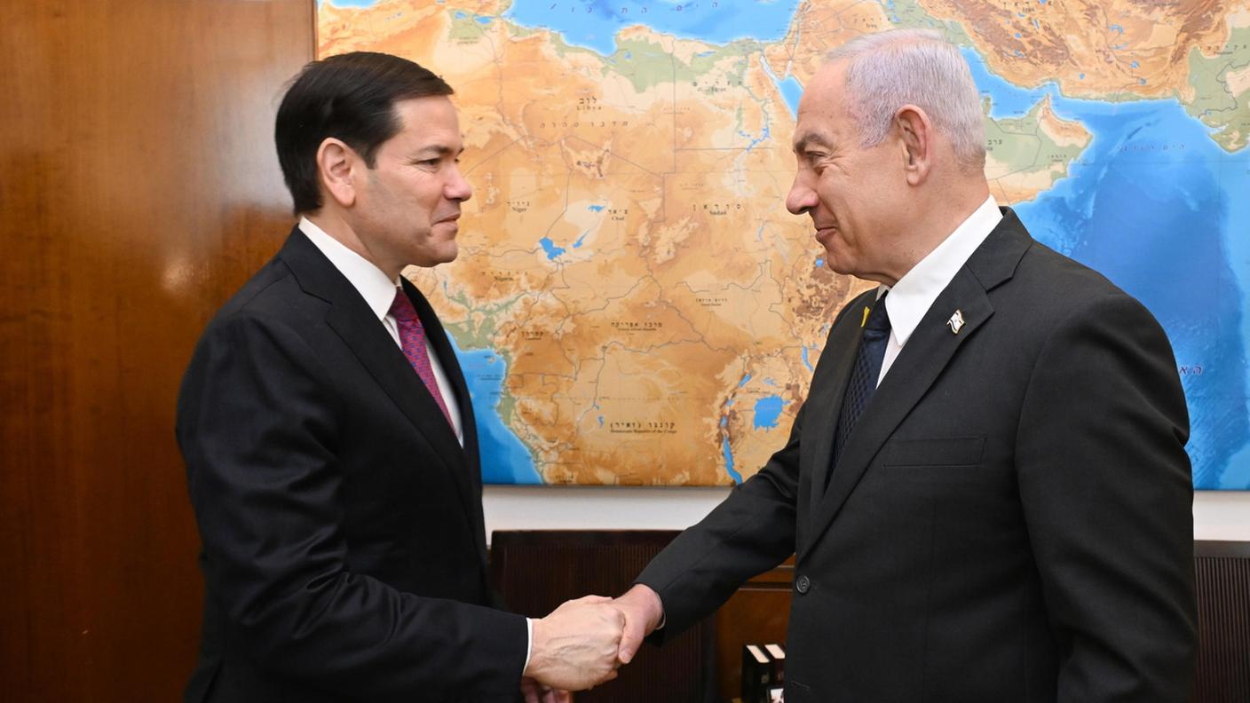 La stretta di mano tra il segretario di Stato americano Rubio e il premier israeliano Netanyahu lunedì