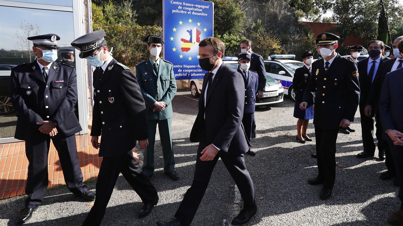 Il presidente francese ha visitato la frontiera con la Spagna