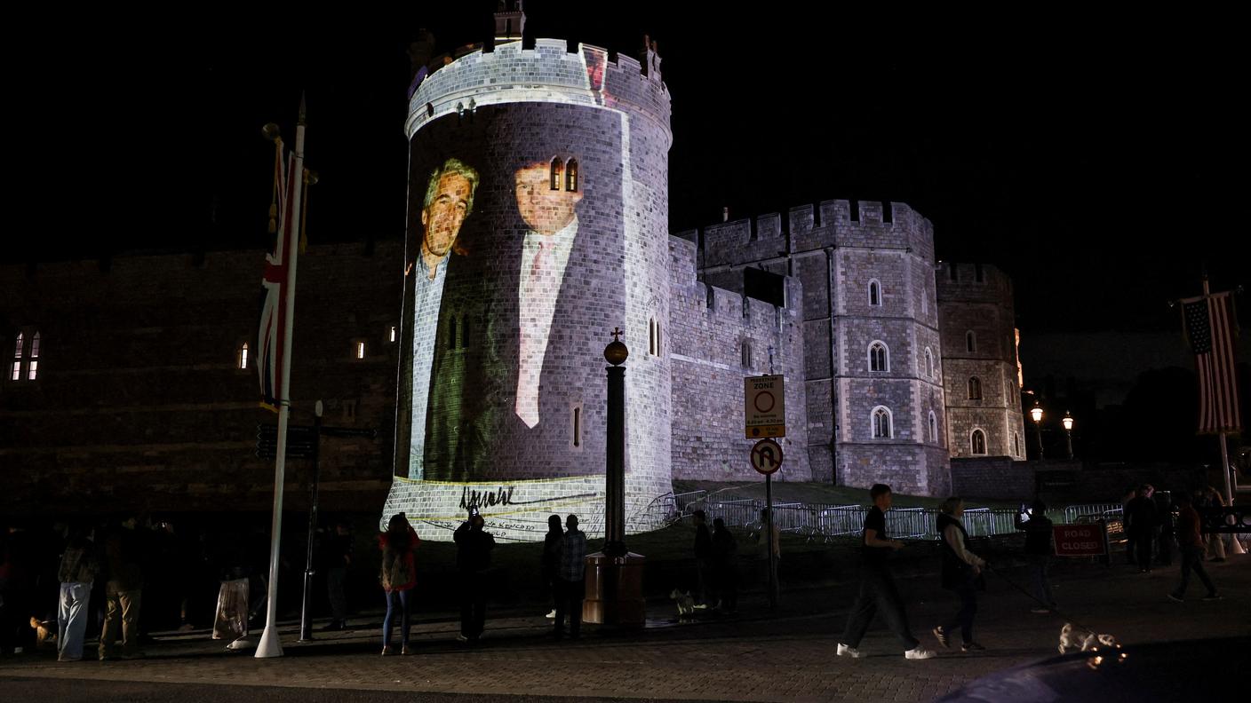 Le proiezioni di protesta sulle mura del Castello di Windsor