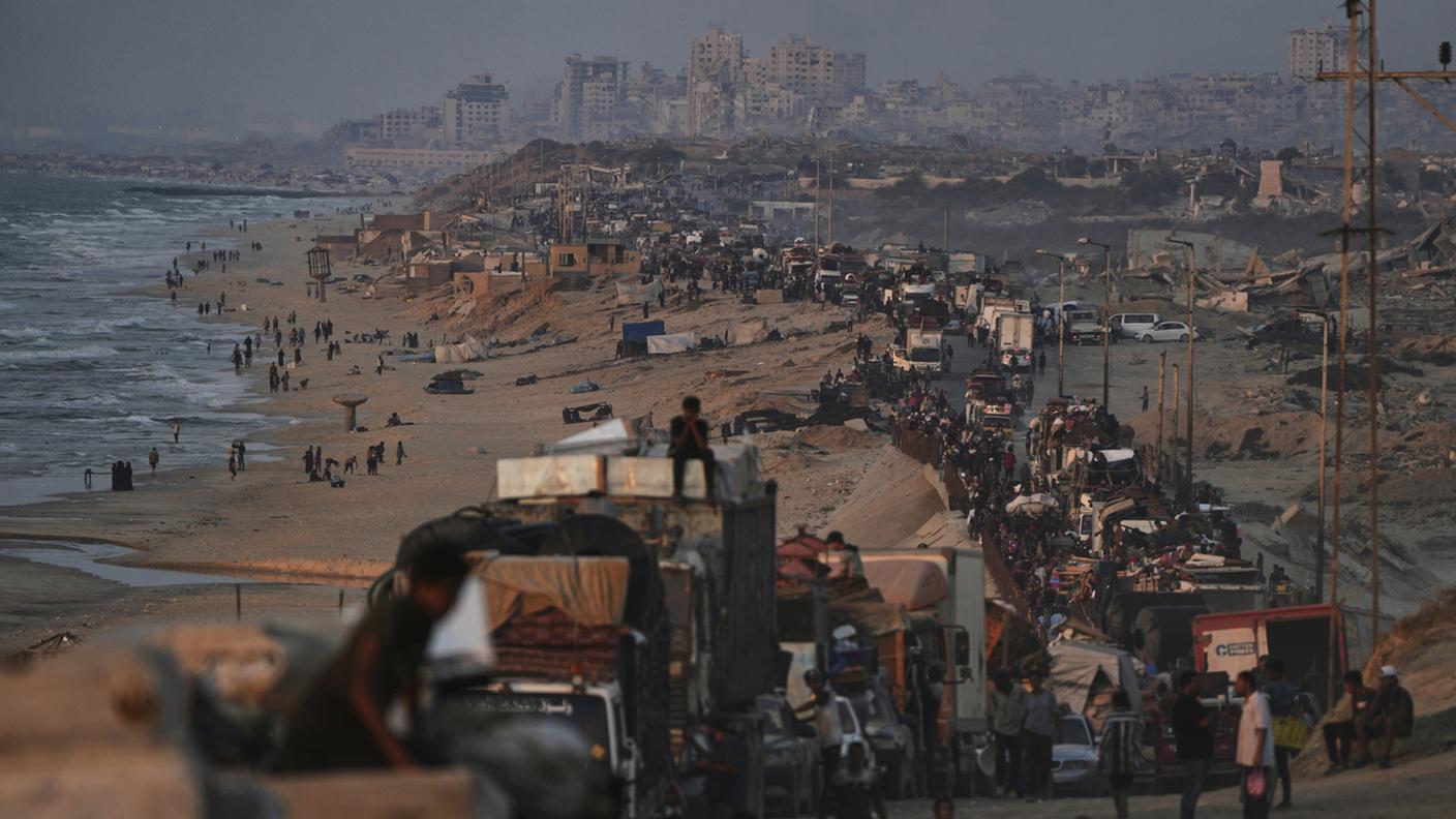 Sfollati palestinesi lasciano Gaza City