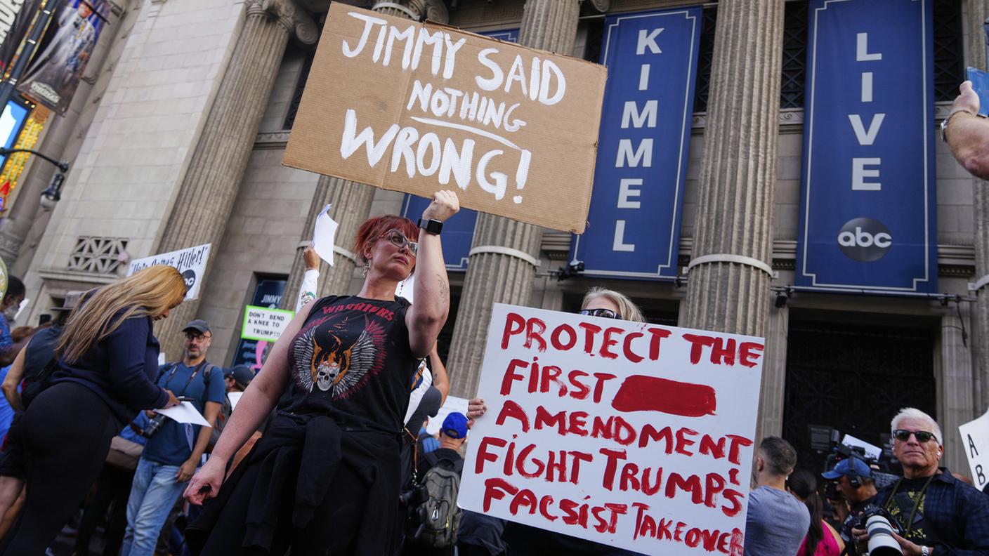 Una dimostrazione di protesta e di solidarietà a Kimmel, ieri, giovedì, all'esterno del palazzo a Los Angeles in cui viene allestito il suo show televisivo