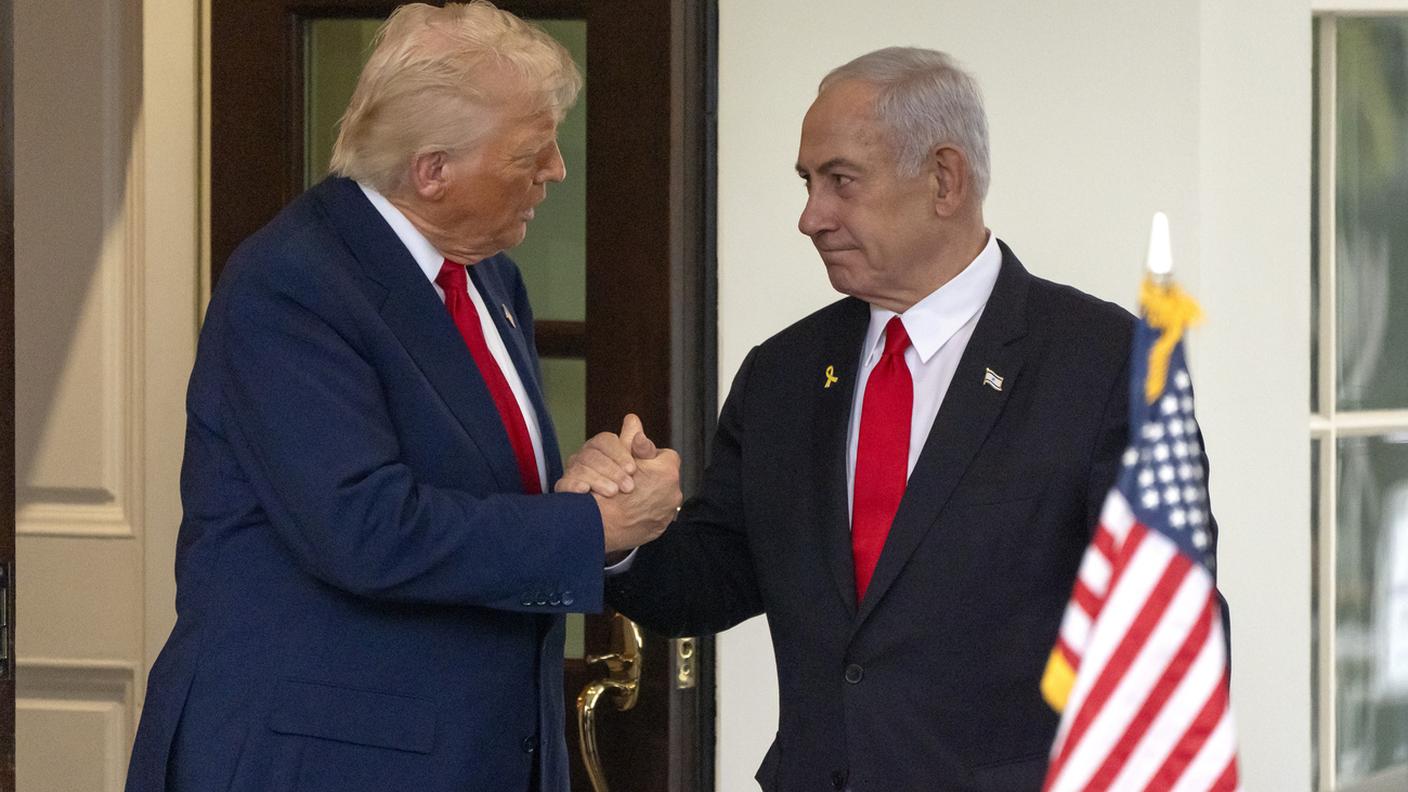 Donald Trump stringe la mano a Benjamin Netanyahu dopo un incontro alla Casa Bianca, aprile 2025