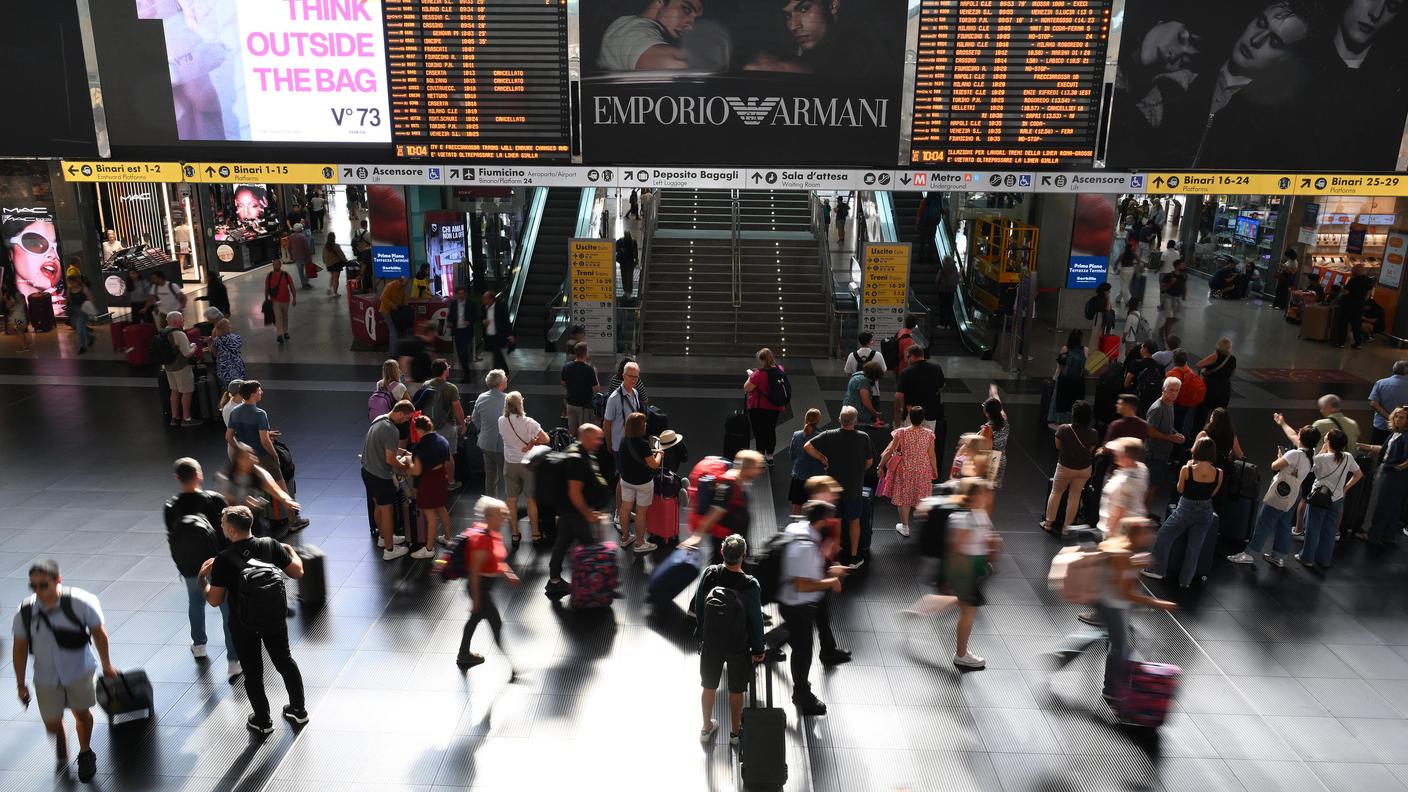 Forte l'adesione nei trasporti con disagi e ritardi, in foto la stazione Termini a Roma