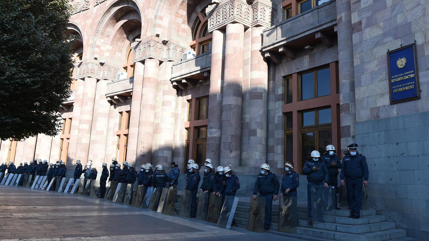 La sede del Governo armena protetta dalla furia dei manifestanti