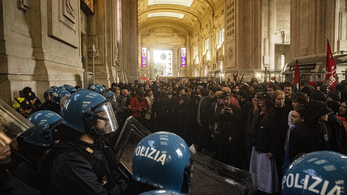 Manifestanti e agenti a confronto a Milano