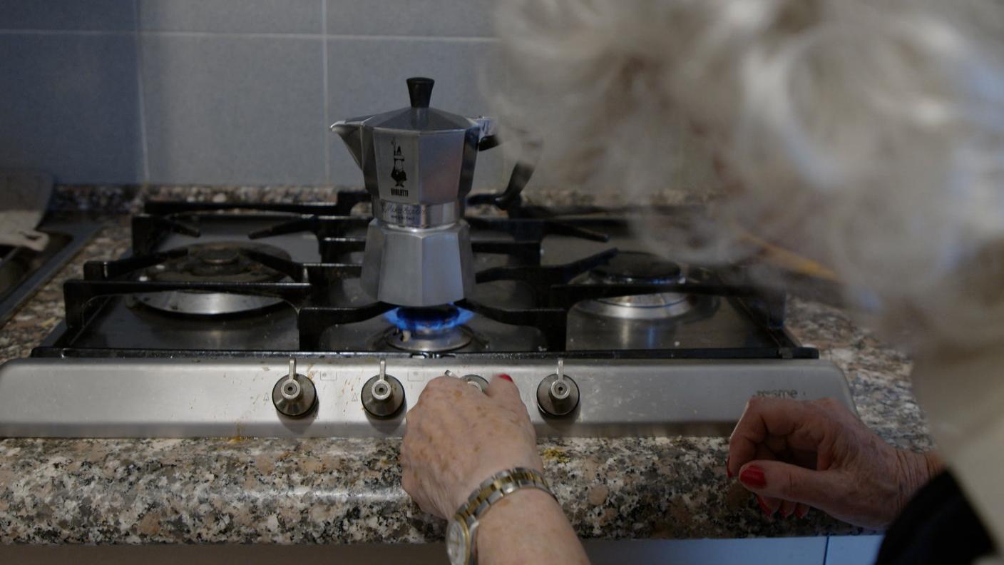 Celestina Bialetti prepara un caffé con una Moka