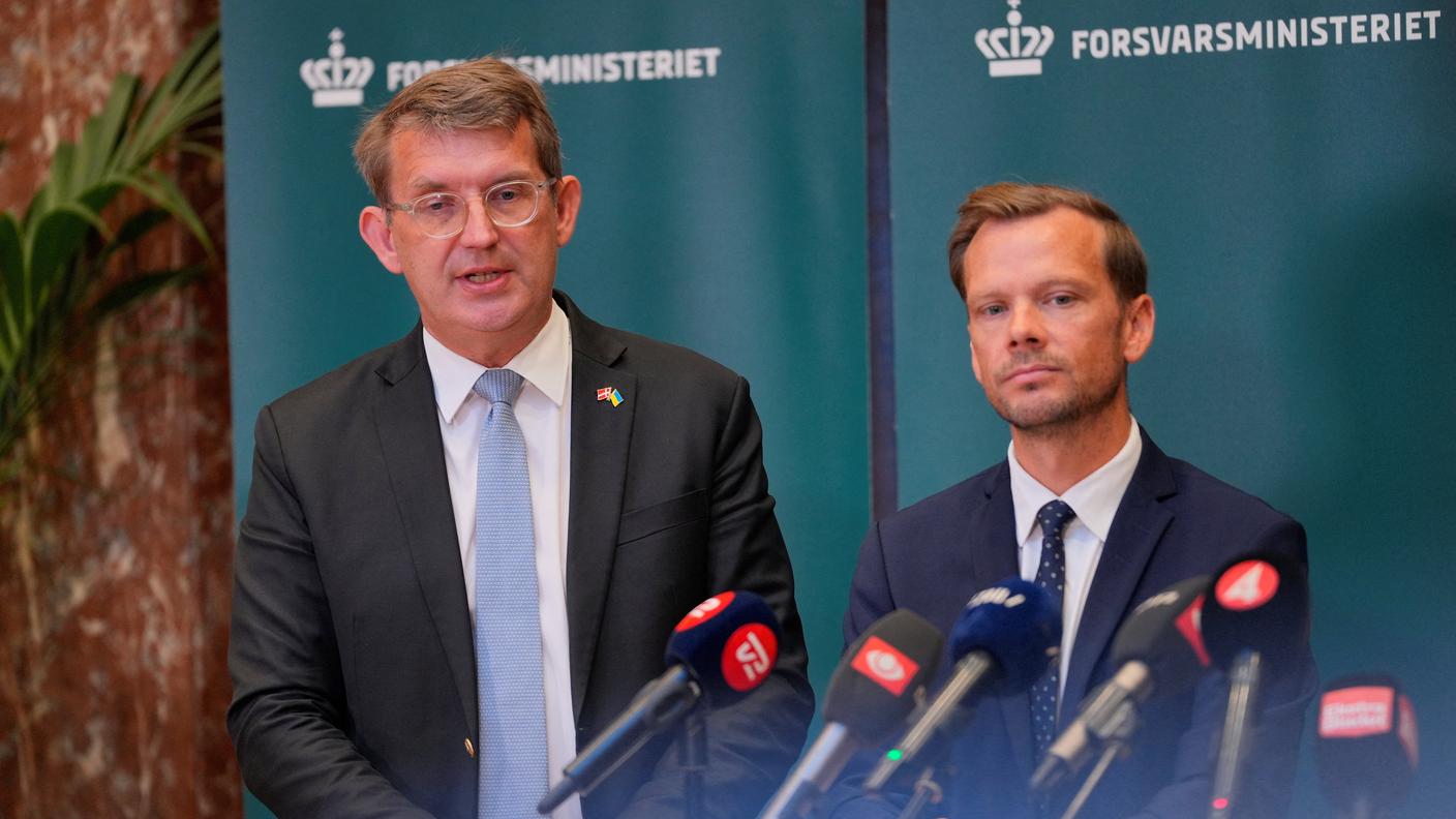Lund Poulsen e Peter Hummelgaard durante la conferenza stampa
