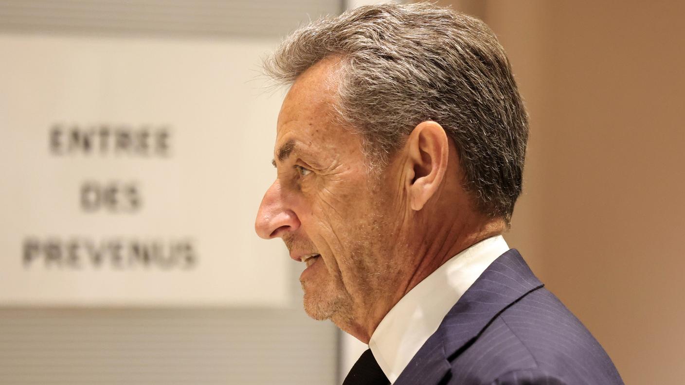 Nicolas Sarkozy mentre entra nell'aula di Tribunale a Parigi