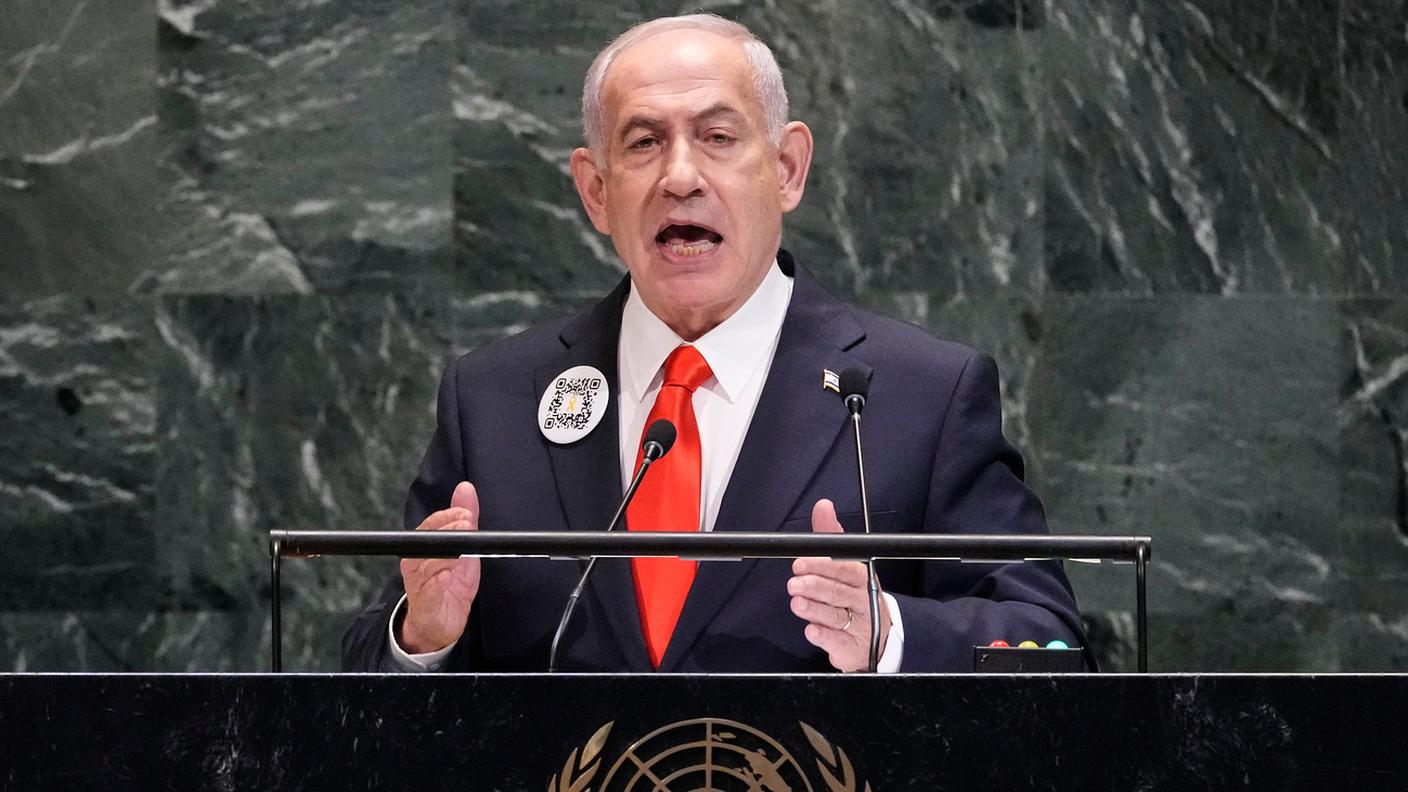 Il QR code, portato sulla giacca dal premier israeliano, rimanda a un portale con documentazioni sull'attacco di Hamas del 7 ottobre 2023