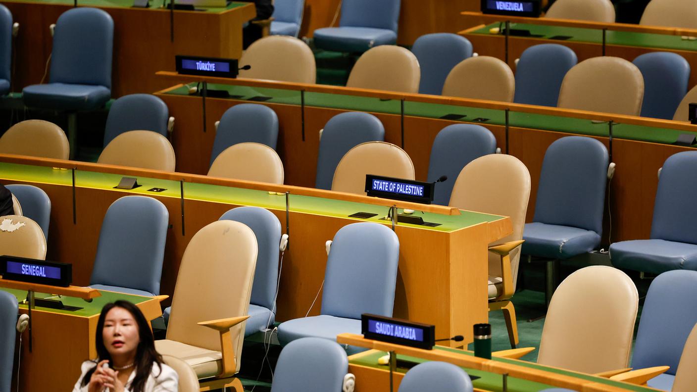 Gli scranni abbandonati dalla delegazione palestinese