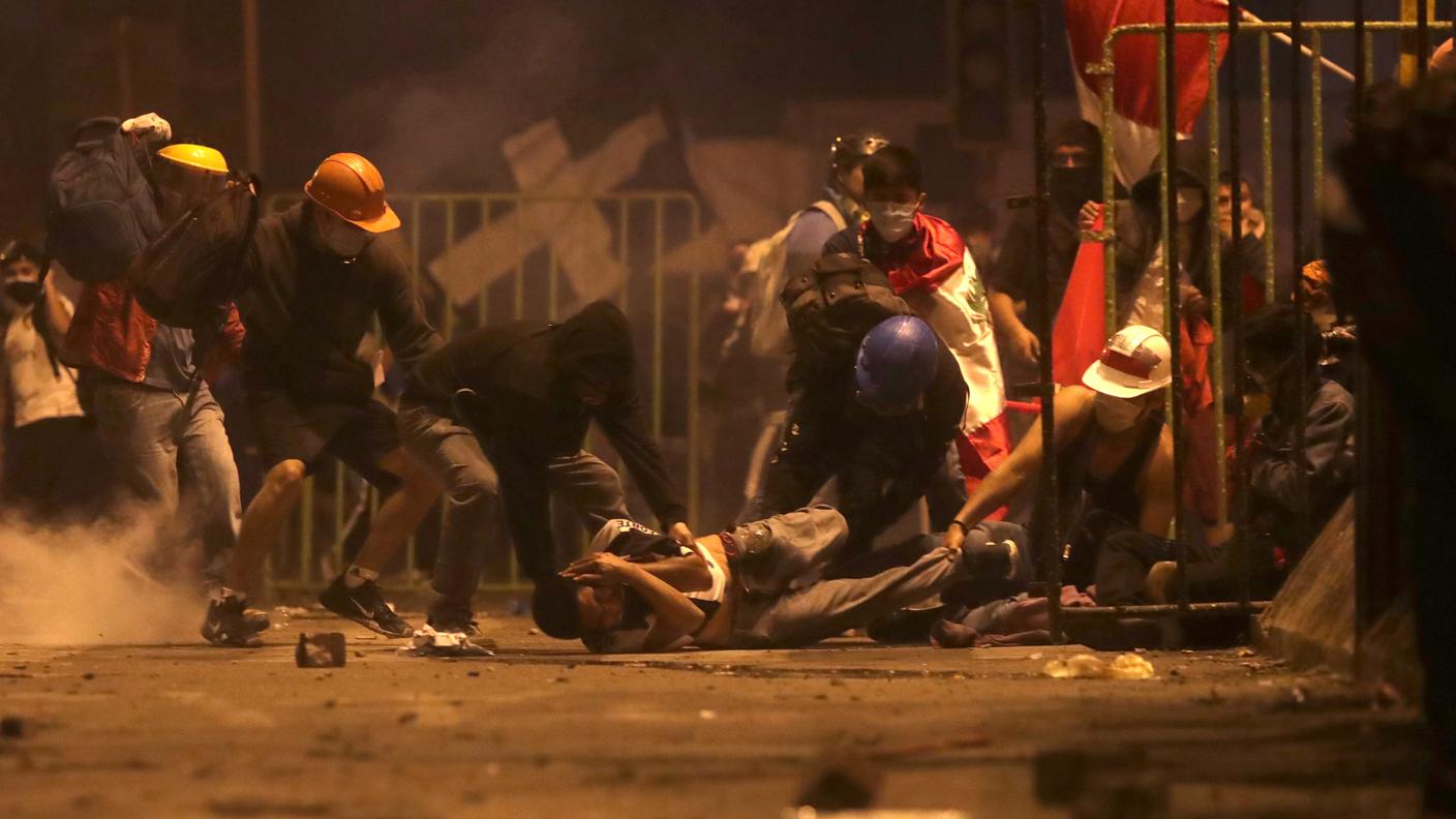 Un manifestante ferito durante le violente proteste a Lima