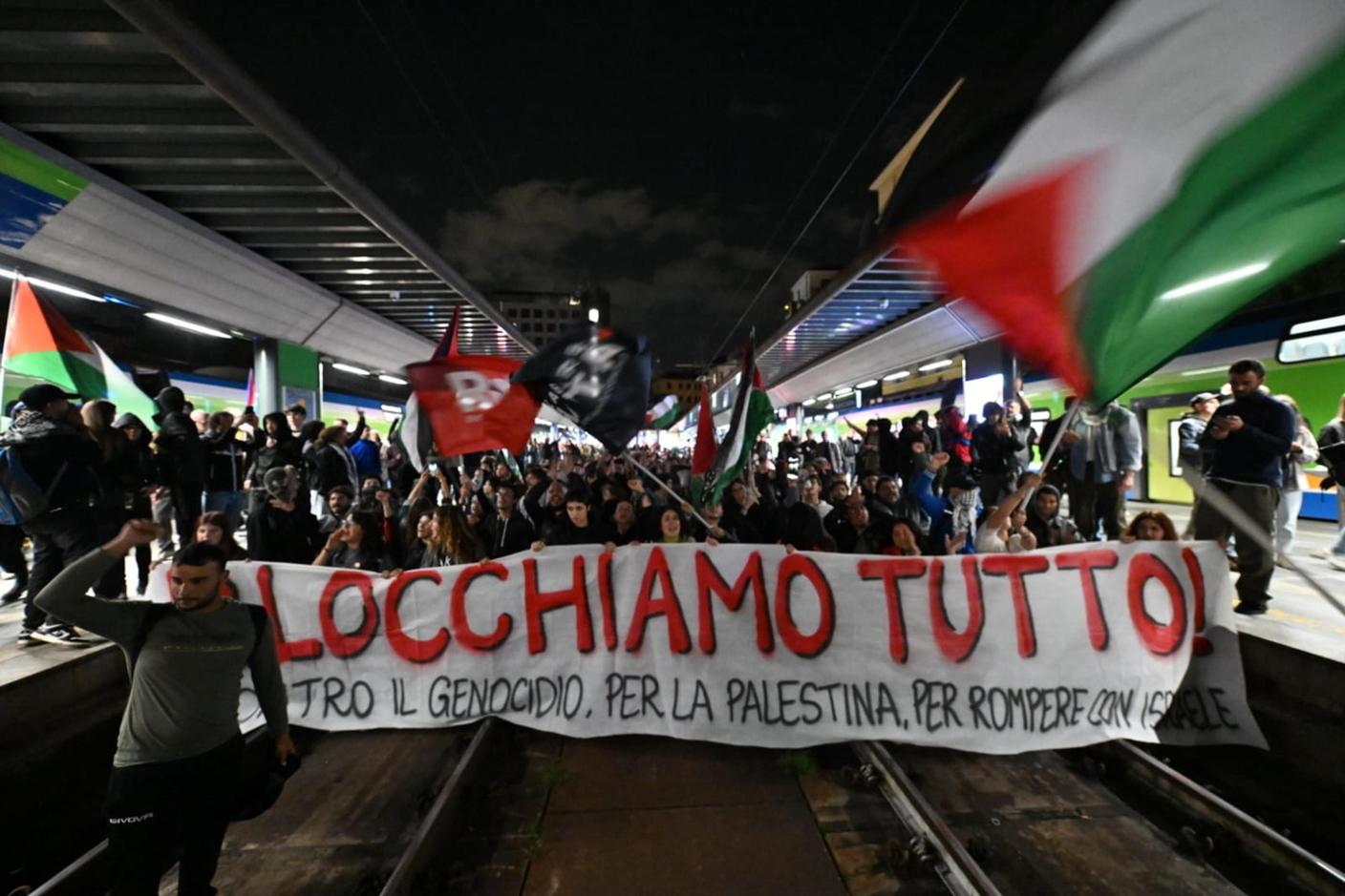 Manifestanti mercoledì sera a Milano