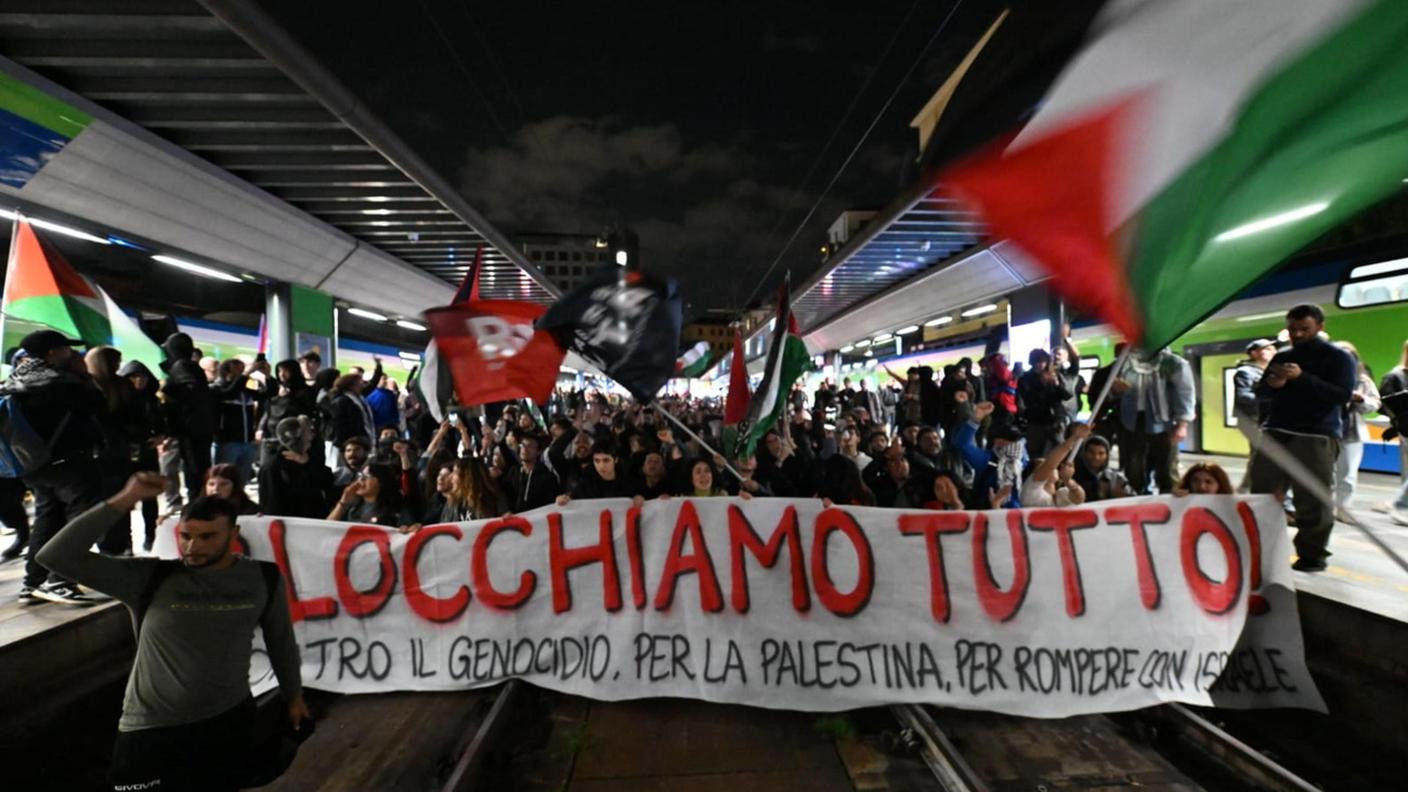 Manifestanti mercoledì sera a Milano
