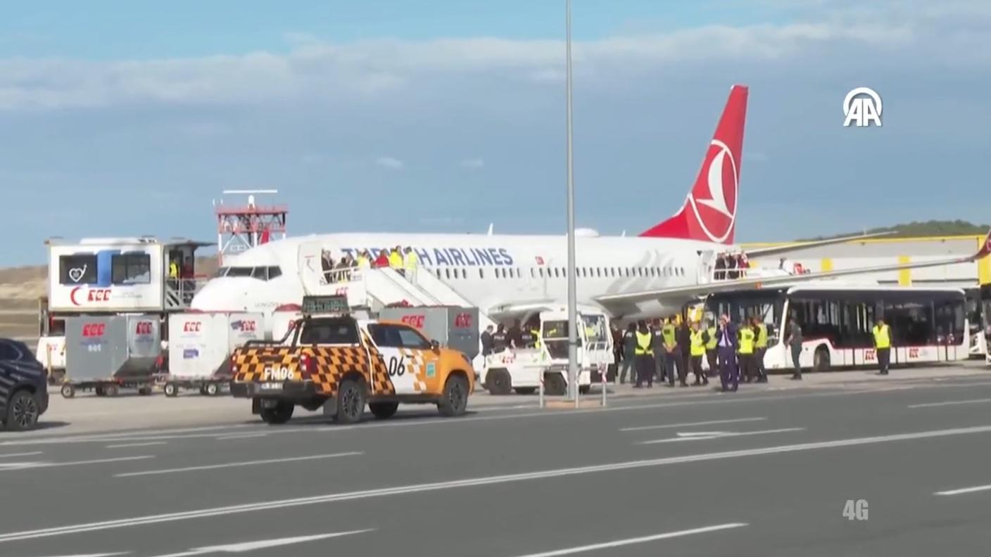 L'aereo con a bordo i 137 attivisti poco dopo l'atterraggio all'aeroporto di Istanbul