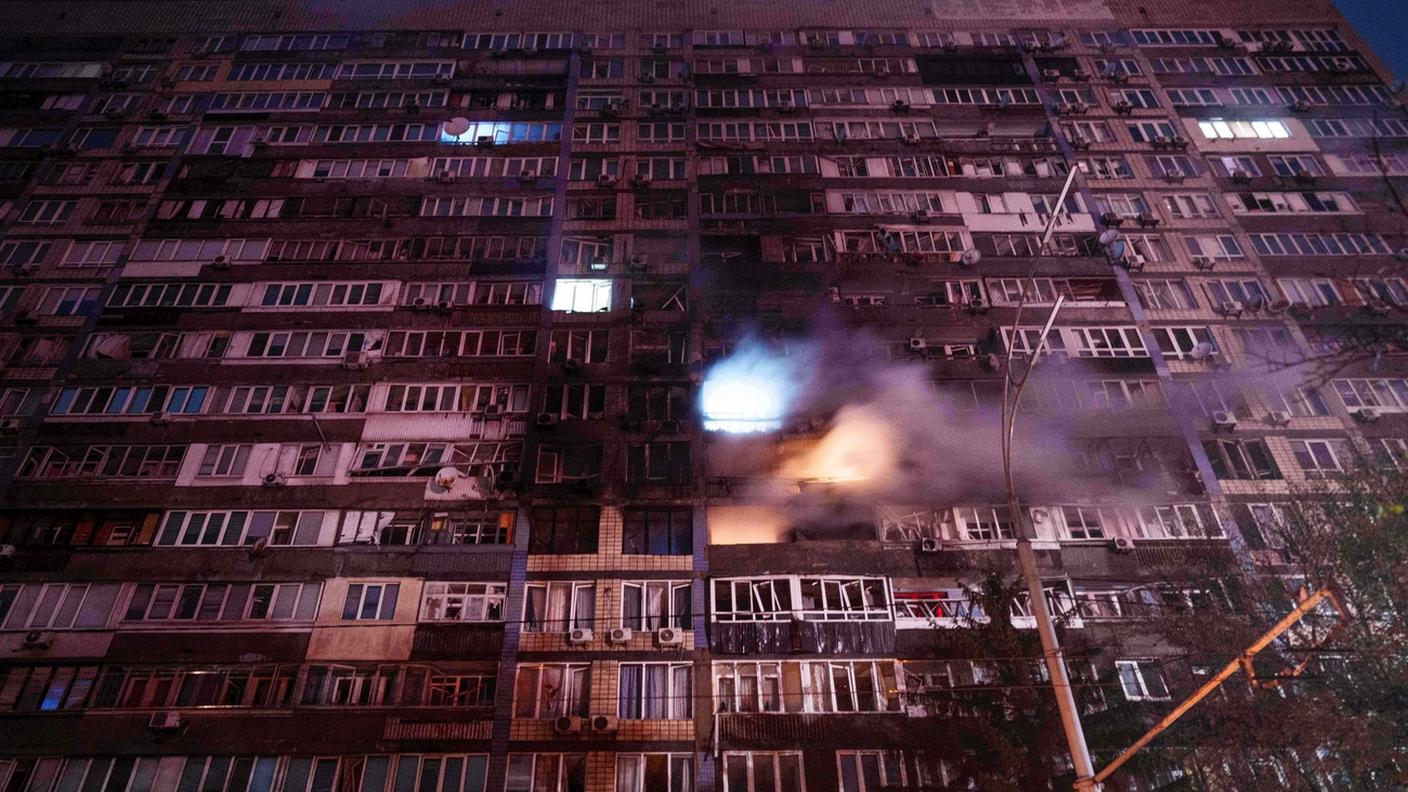 Un palazzo residenziale colpito a Kiev