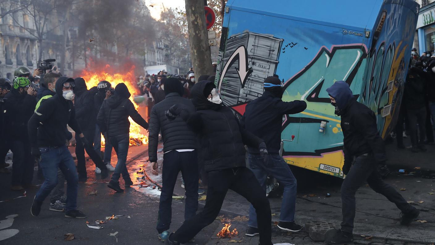 Un gruppo di black-bloc in azione a Parigi