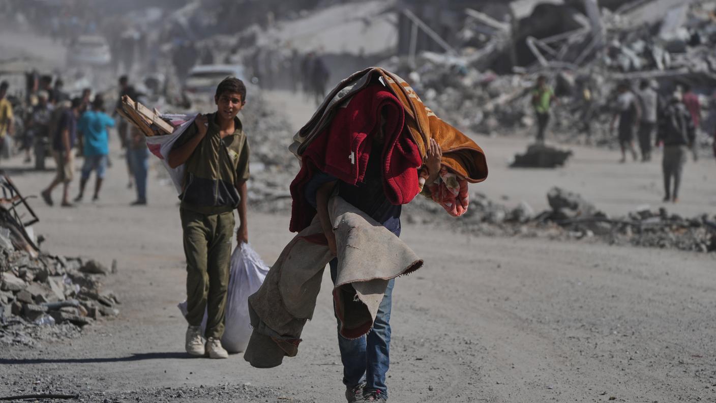 Migliaia di palestinesi tornano alle loro case distrutte