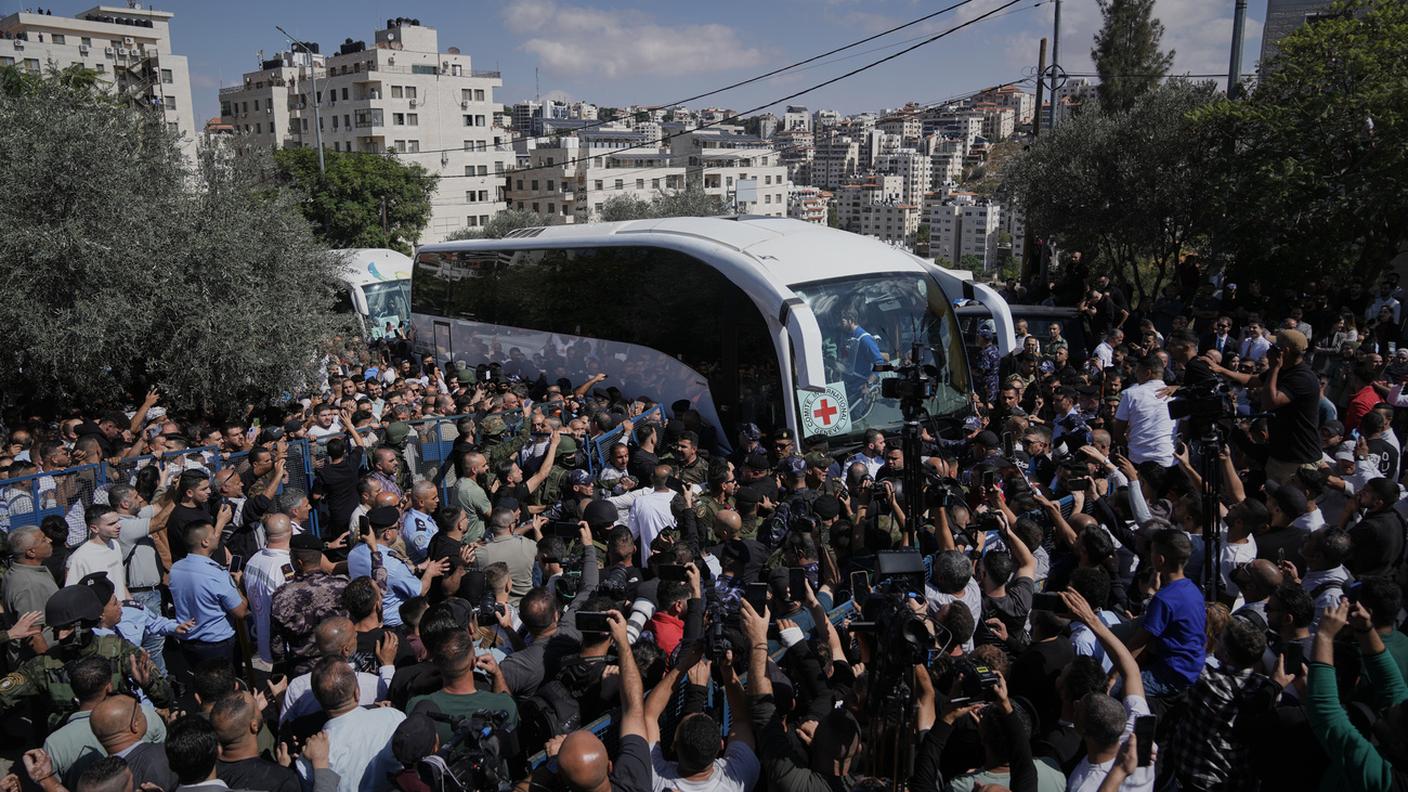La folla che ha accolto i prigionieri palestinesi a Ramallah