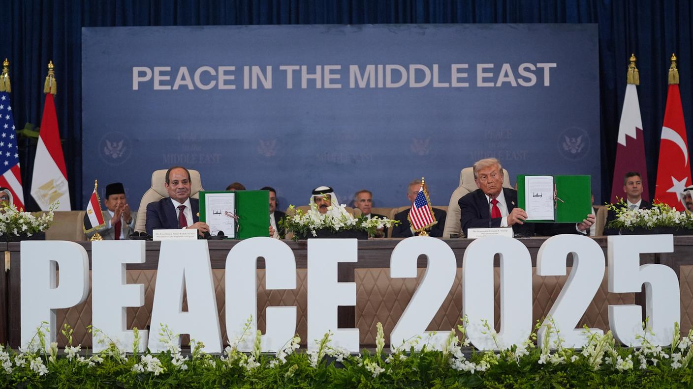 Il presidente egiziano Abdel Fattah al-Sisi e il suo omologo statunitense Donald Trump durante la firma dell'accordo di pace