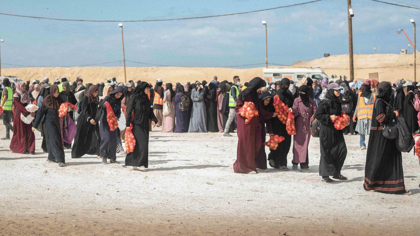 Donne palestinesi hanno appena ritirato gli "aiuti", un misero sacco di cipolle