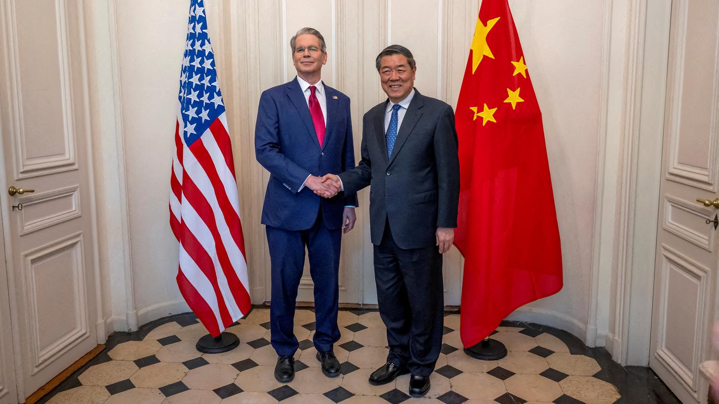 Il segretario al Tesoro americano Scott Bessent e il vice premier He Lifeng ritratti insieme a Ginevra, nell'ambito di incontri bilaterali tra i due paesi il 10 maggio 2025