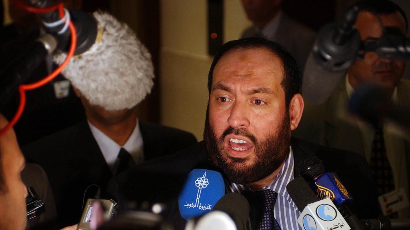 Il membro del politburo di Hamas Mohammad Nazzal mentre parla con i media