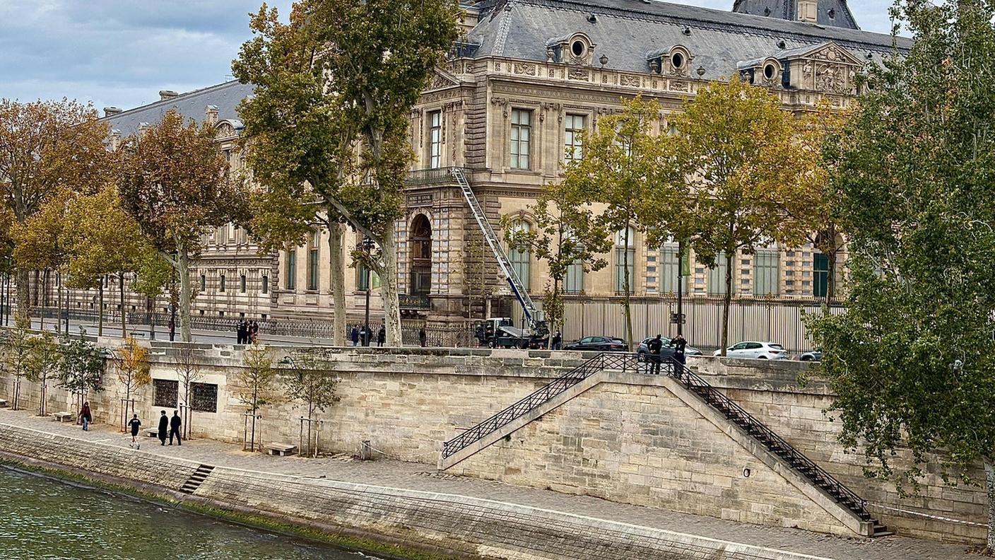 Il camioncino con la scala montacarichi usato per il furto al Louvre