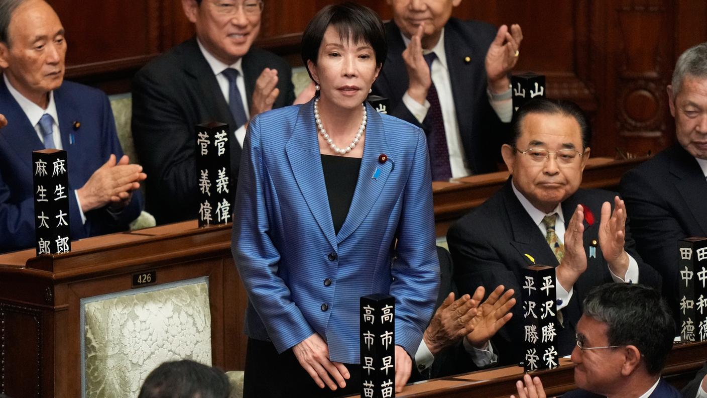 Sanae Takaichi si alza in piedi dopo esser stata eletta premier dalla Camera bassa del Parlamento nipponico