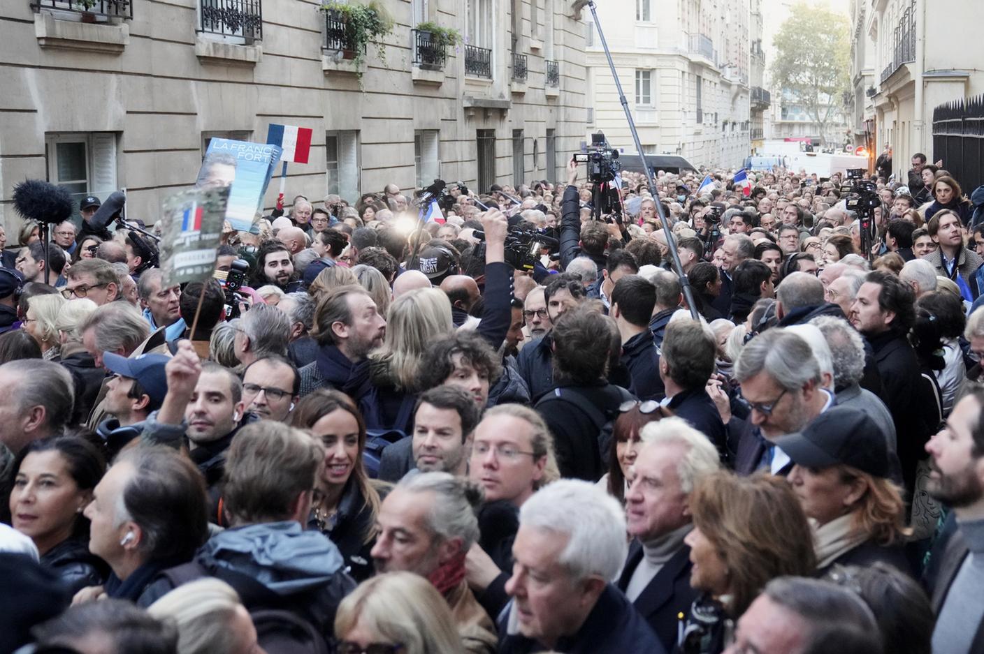 La folla sotto casa dell'ex presidente francese