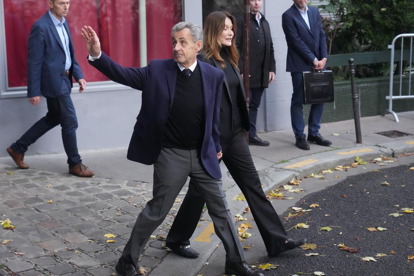 Sarkozy saluta
