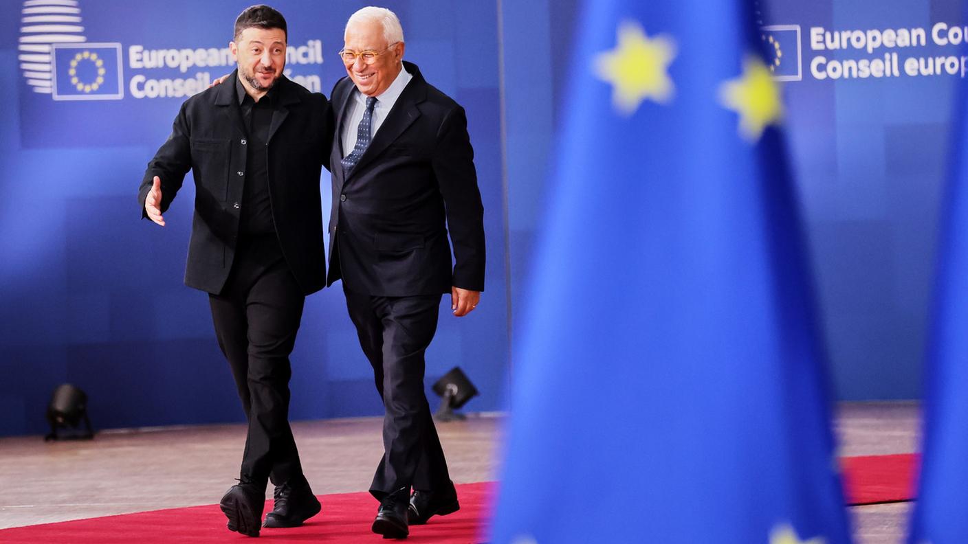 Il presidente ucraino Volodymyr Zelenskyy arriva con il presidente del Consiglio europeo Antonio Costa al summit a Palazzo Europa di Bruxelles