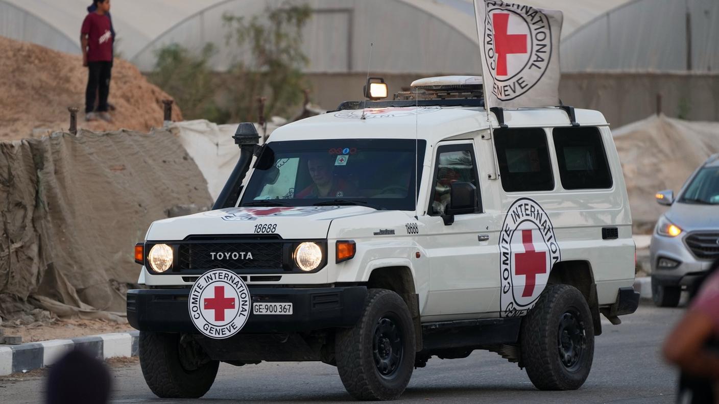 I tre corpi non identificati sono stati consegnati venerdì sera da Gaza a Israele tramite la Croce Rossa