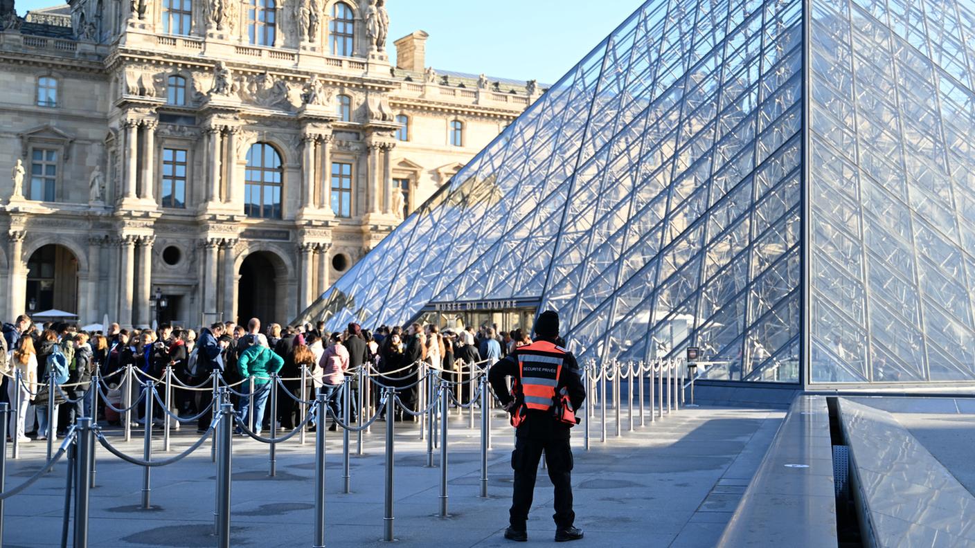 Persone in coda per entrare al museo del Louvre