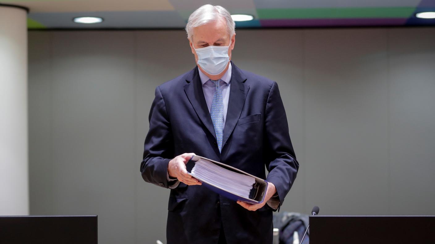 Il capo negoziatore dell'UE Michel Barnier con il testo dell'accordo