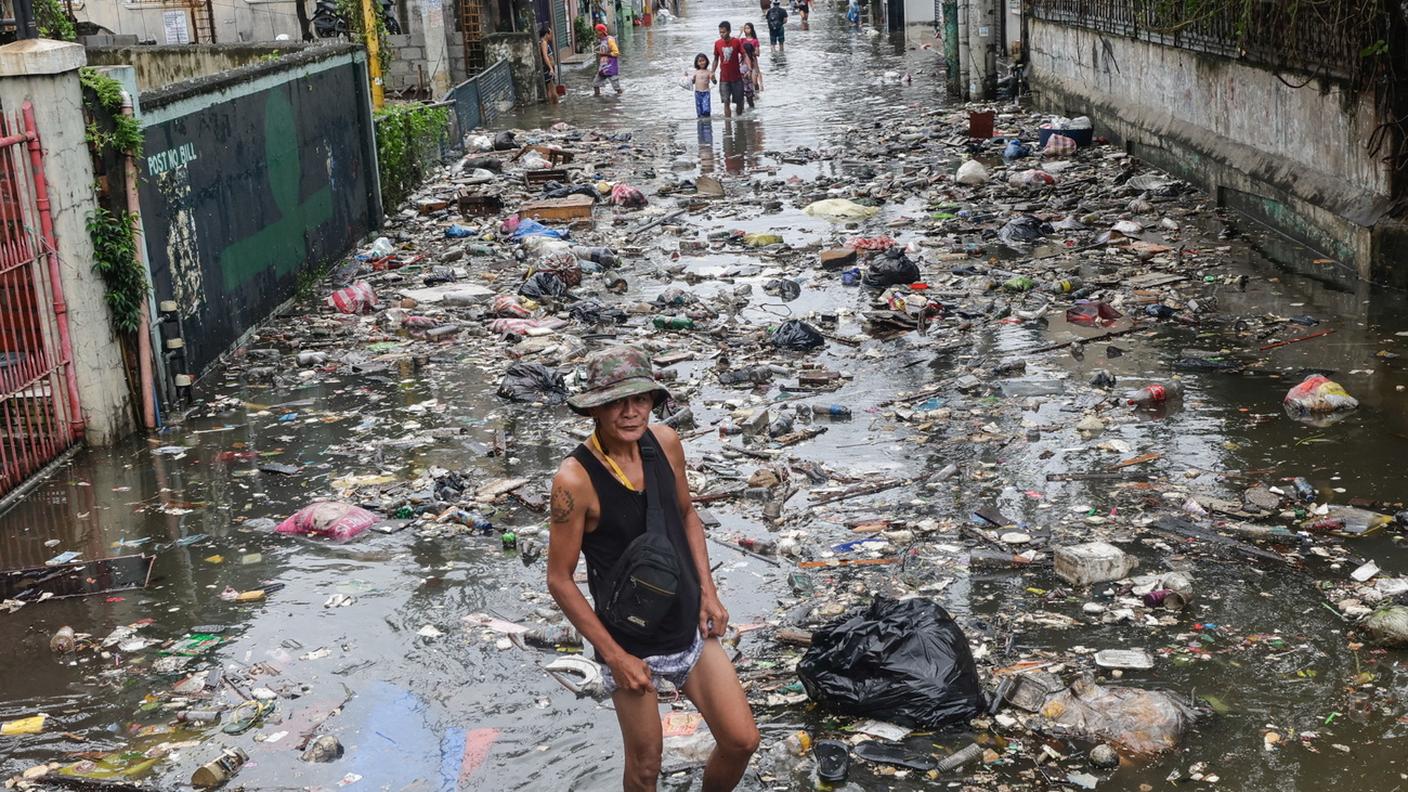 Strade allagate e invase dai rifiuti a Navotas City
