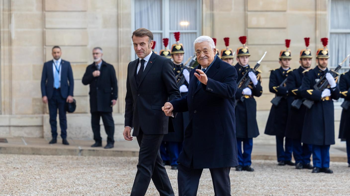 Il presidente francese Emmanuel Macron e il presidente dell’Autorità palestinese, Mahmoud Abbas, a Parigi (11 novembre 2025)
