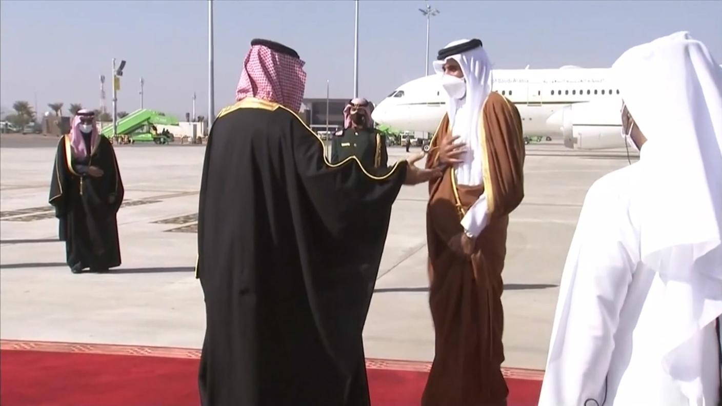 Il principe saudita Bin Salman (a sinistra) accoglie l'emiro del Qatar, Tamim bin Hamad al-Thani