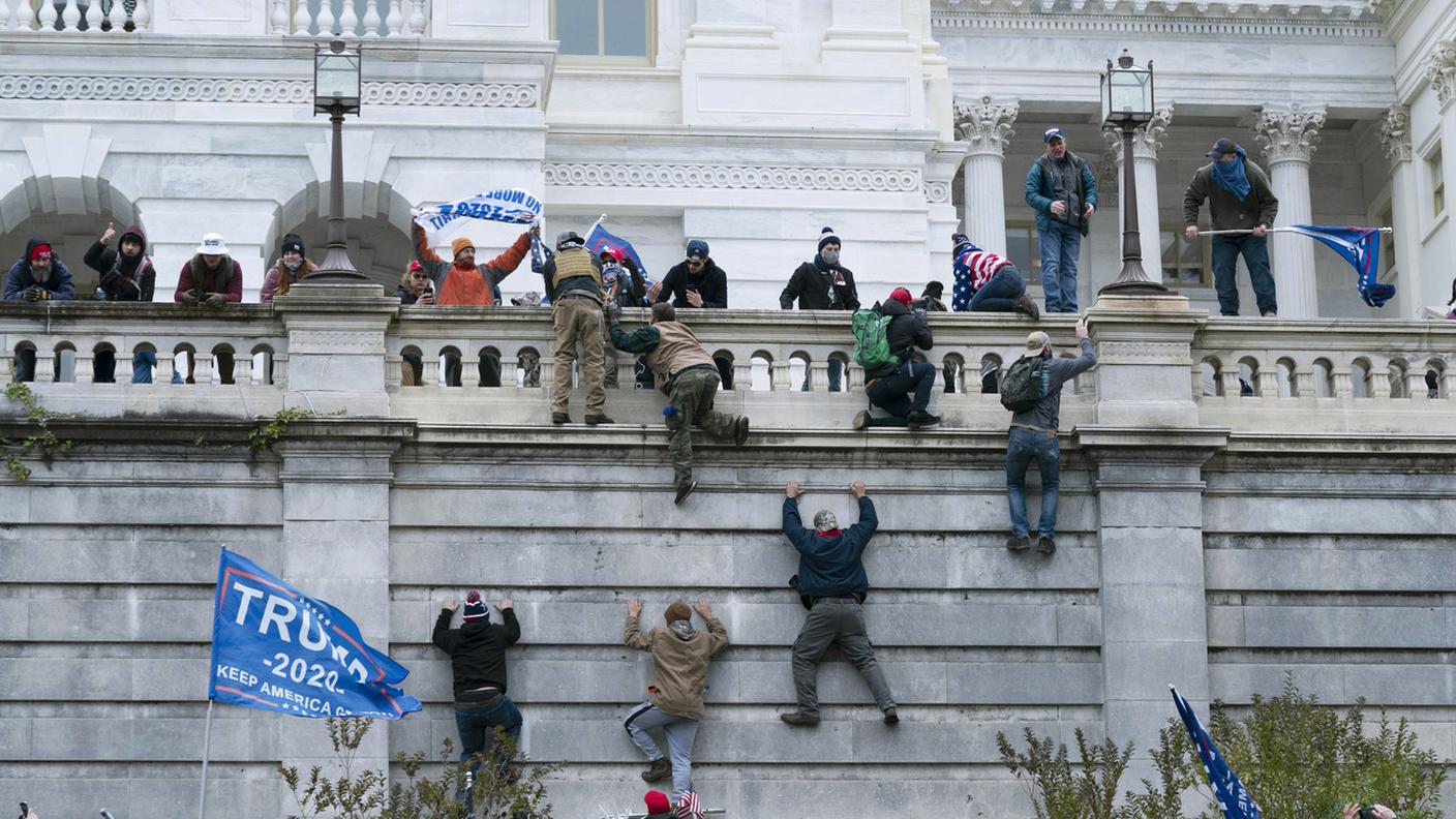 Supporter di Trump scalano il muro del Campidoglio