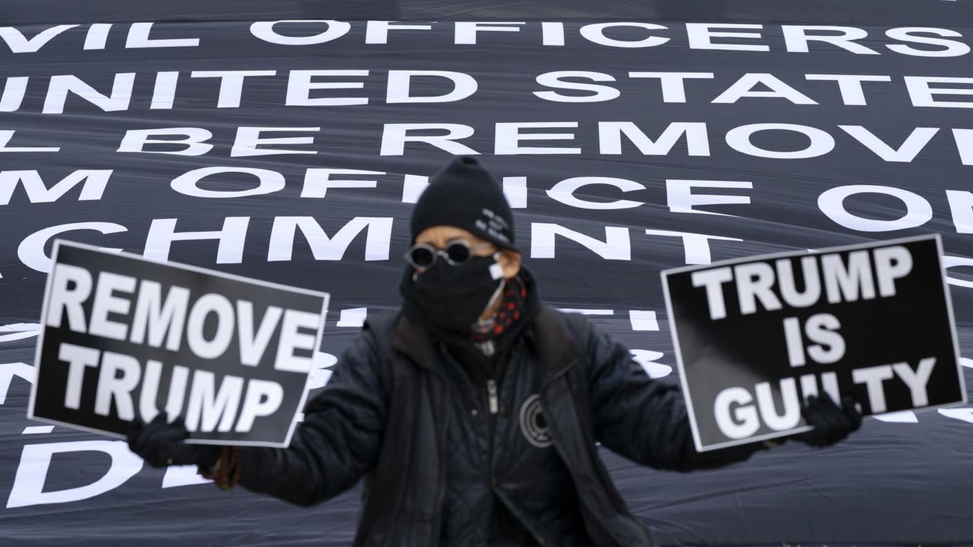 "Trump è colpevole" si legge in uno dei due cartelli