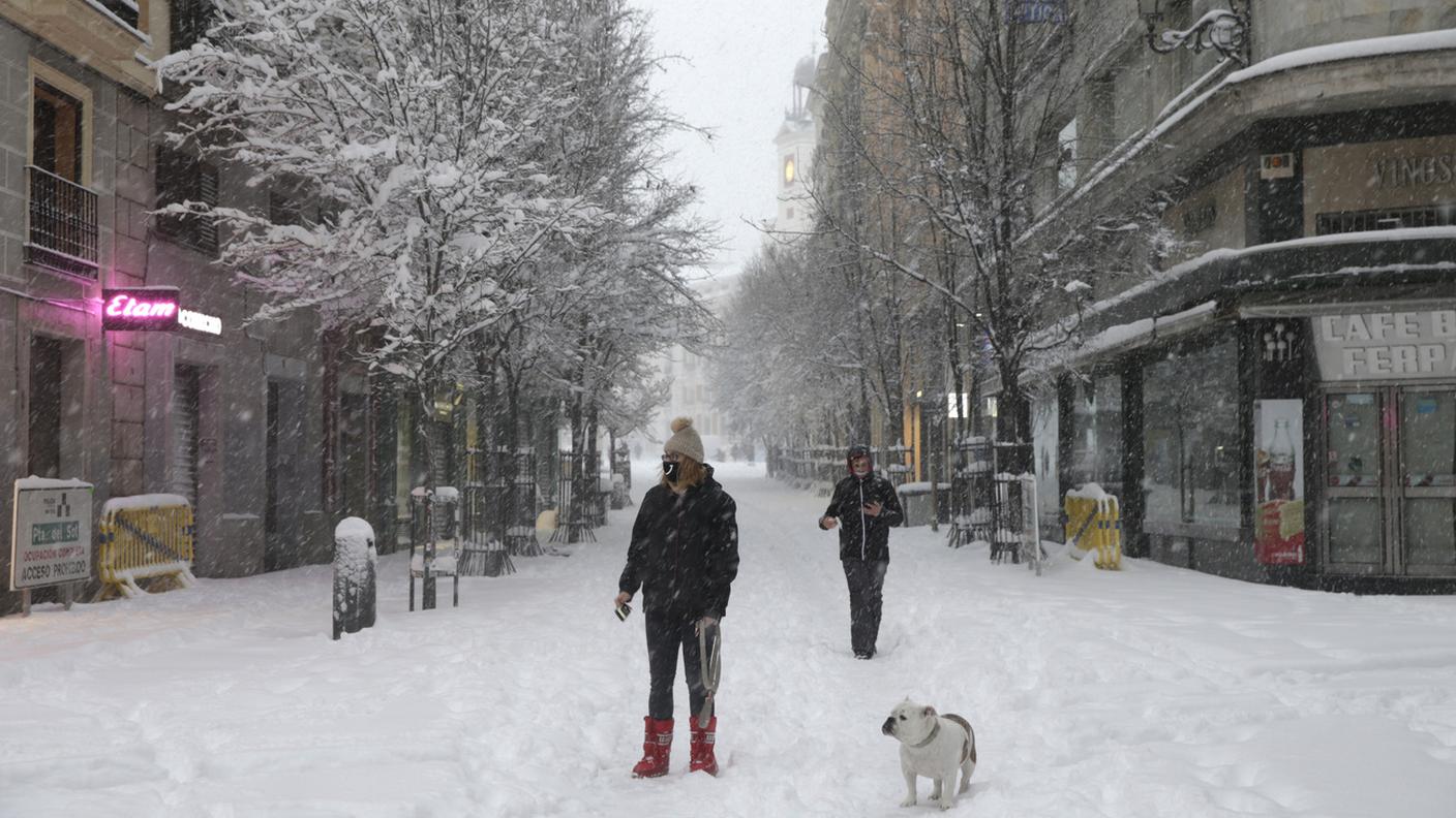Il centro di Madrid ricoperto dalla neve