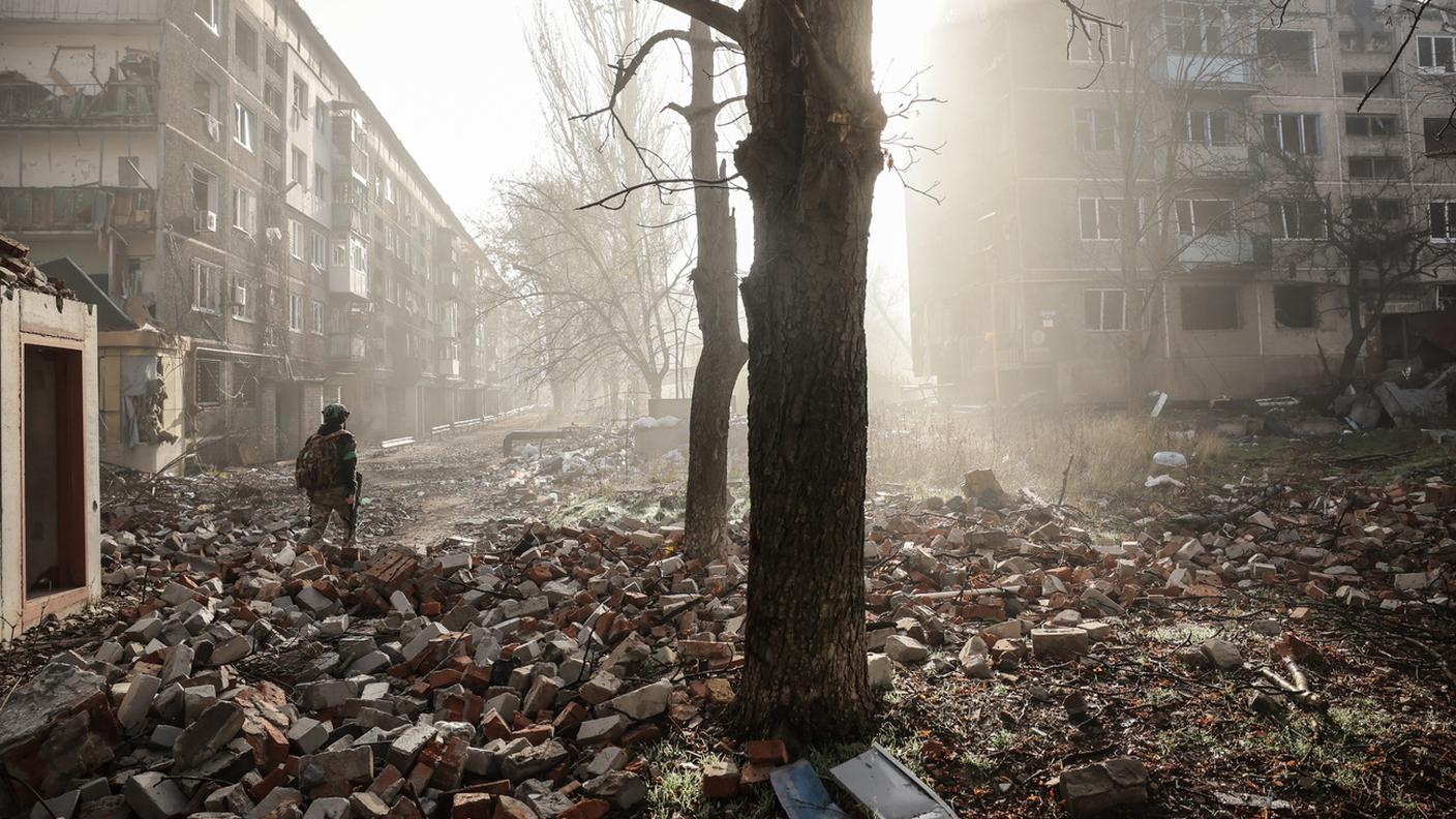 Un militare della 24ª Brigata meccanizzata nella città di Kostyantynivka, nella regione di Donetsk, Ucraina, il 16 novembre 2025