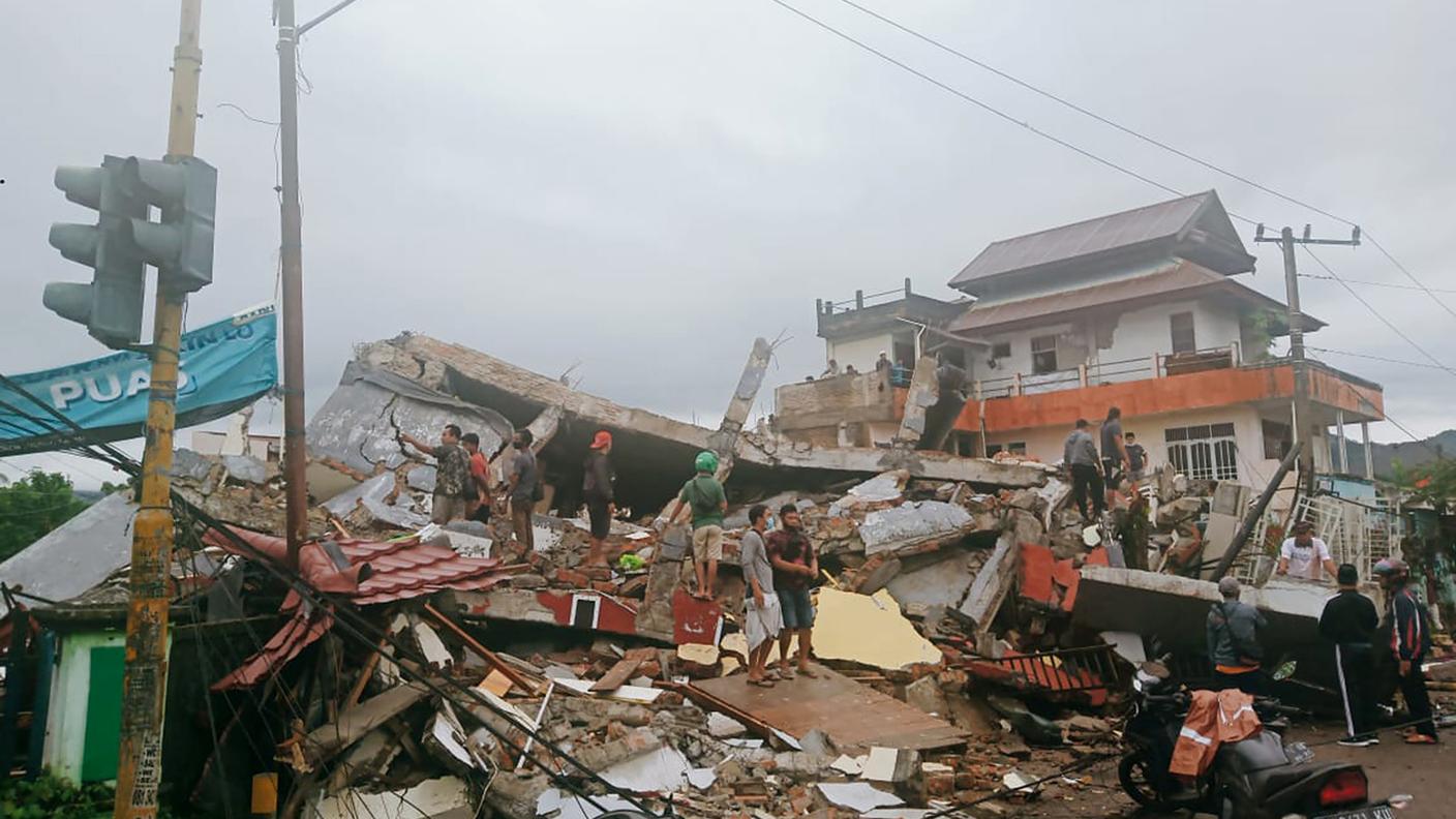 Forte terremoto in Indonesia, molti gli edifici crollati e le strade interrotte
