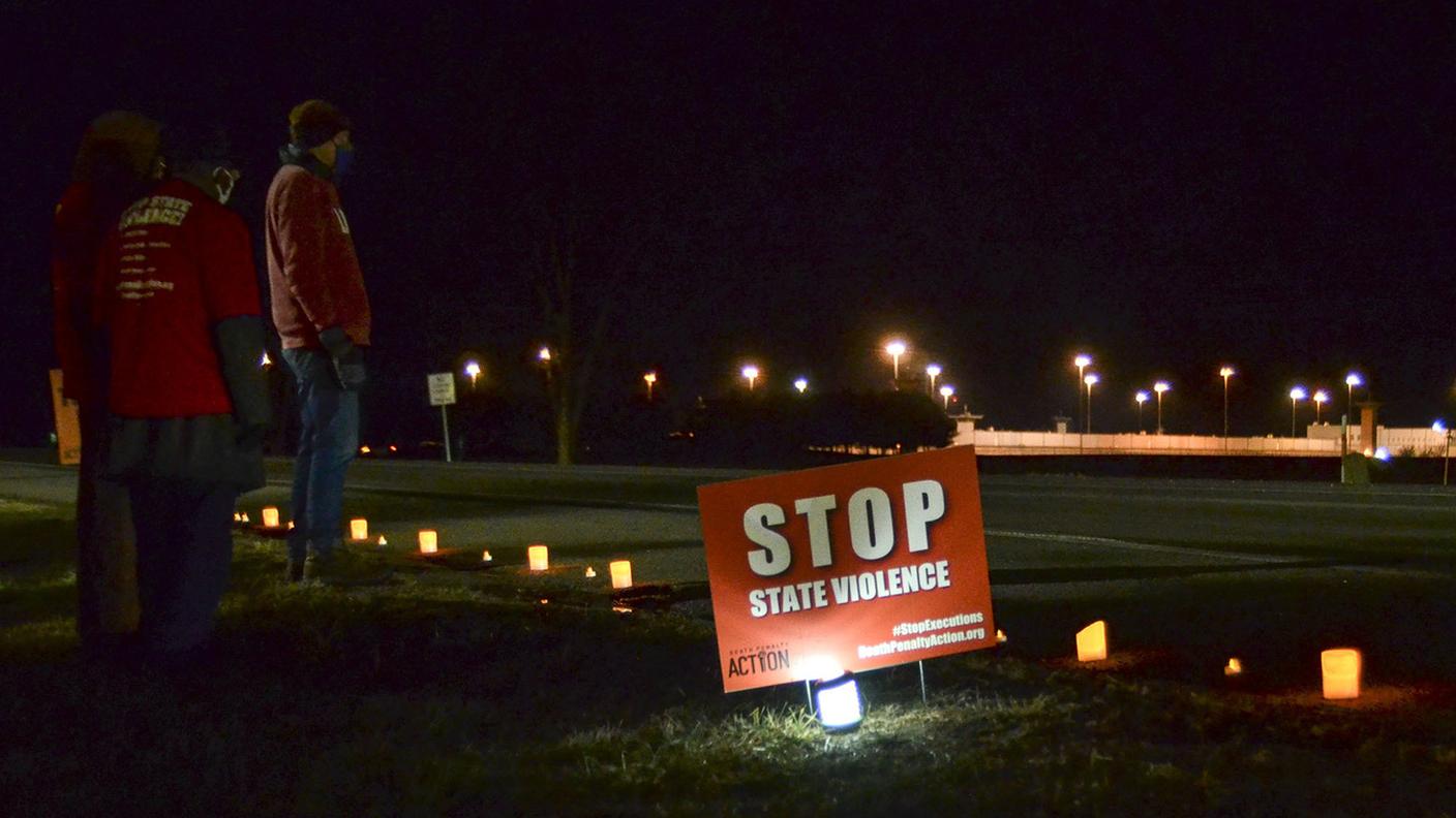 La protesta degli oppositori alla pena di morte fuori dal carcere di Terre Haute