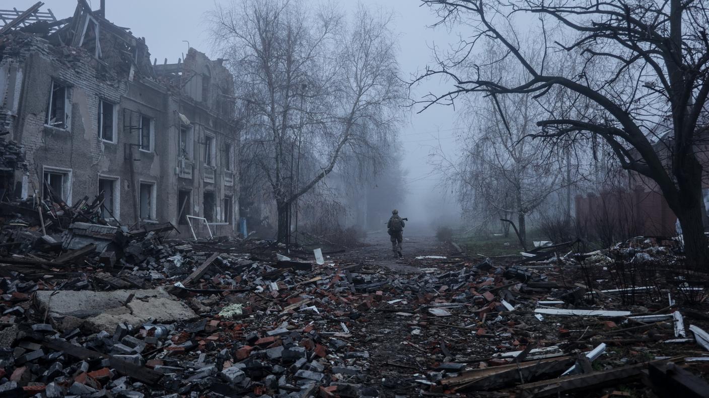Un soldato ucraino percorre una strada nella città di Kostyantynivka, teatro di pesanti battaglie con le truppe russe nella regione di Donetsk