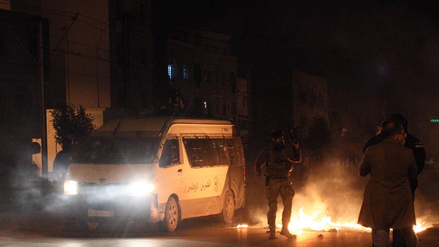 Checkpoint e tumulti hanno caratterizzato la nottata di lunedì in Tunisia