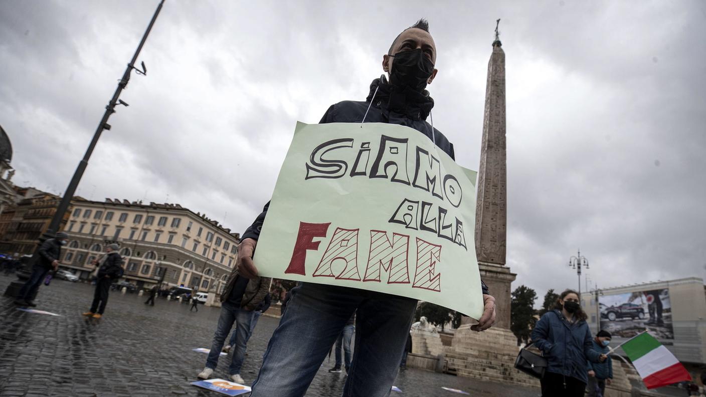 Attività chiuse: ristoratori e commercianti italiani protestano a Roma