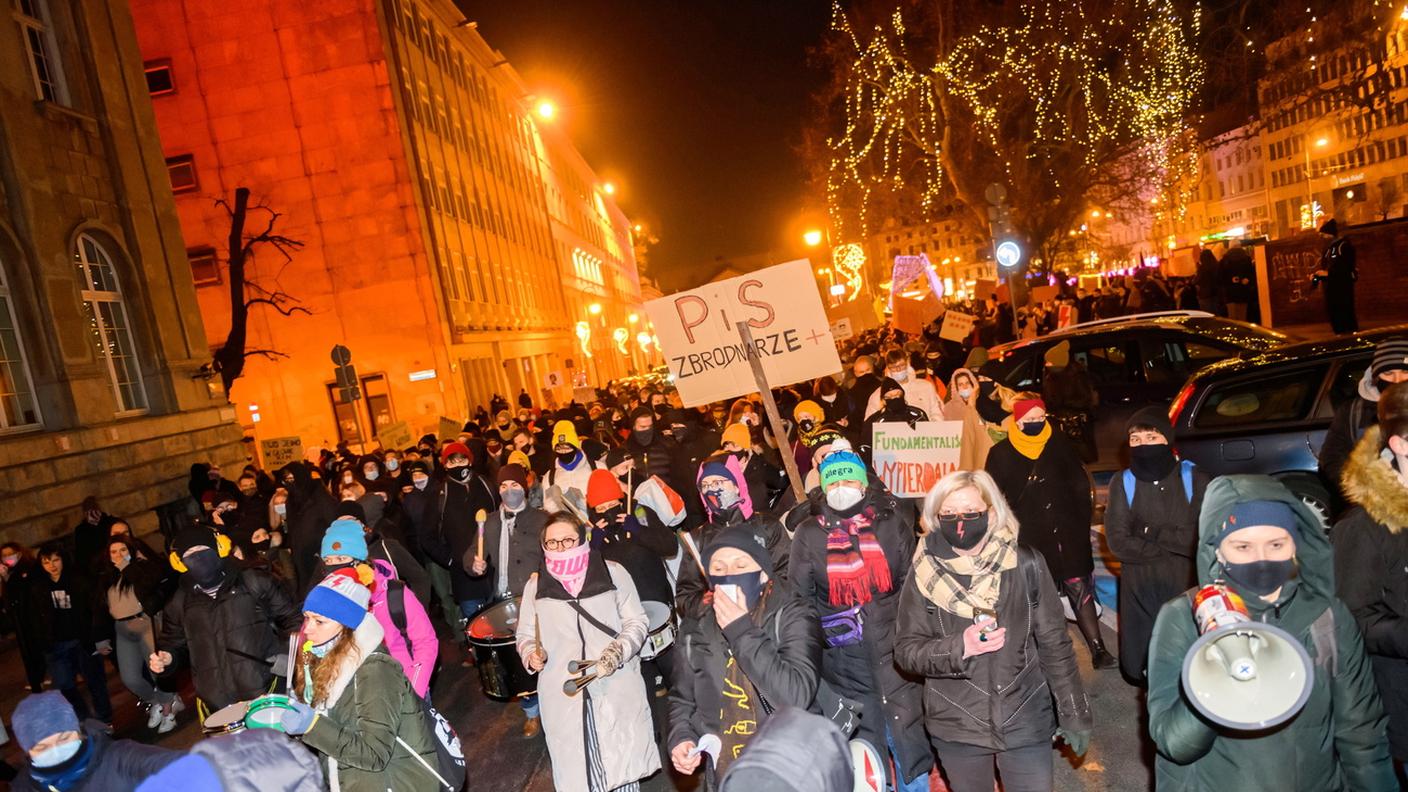 Manifestanti protestano a Poznan