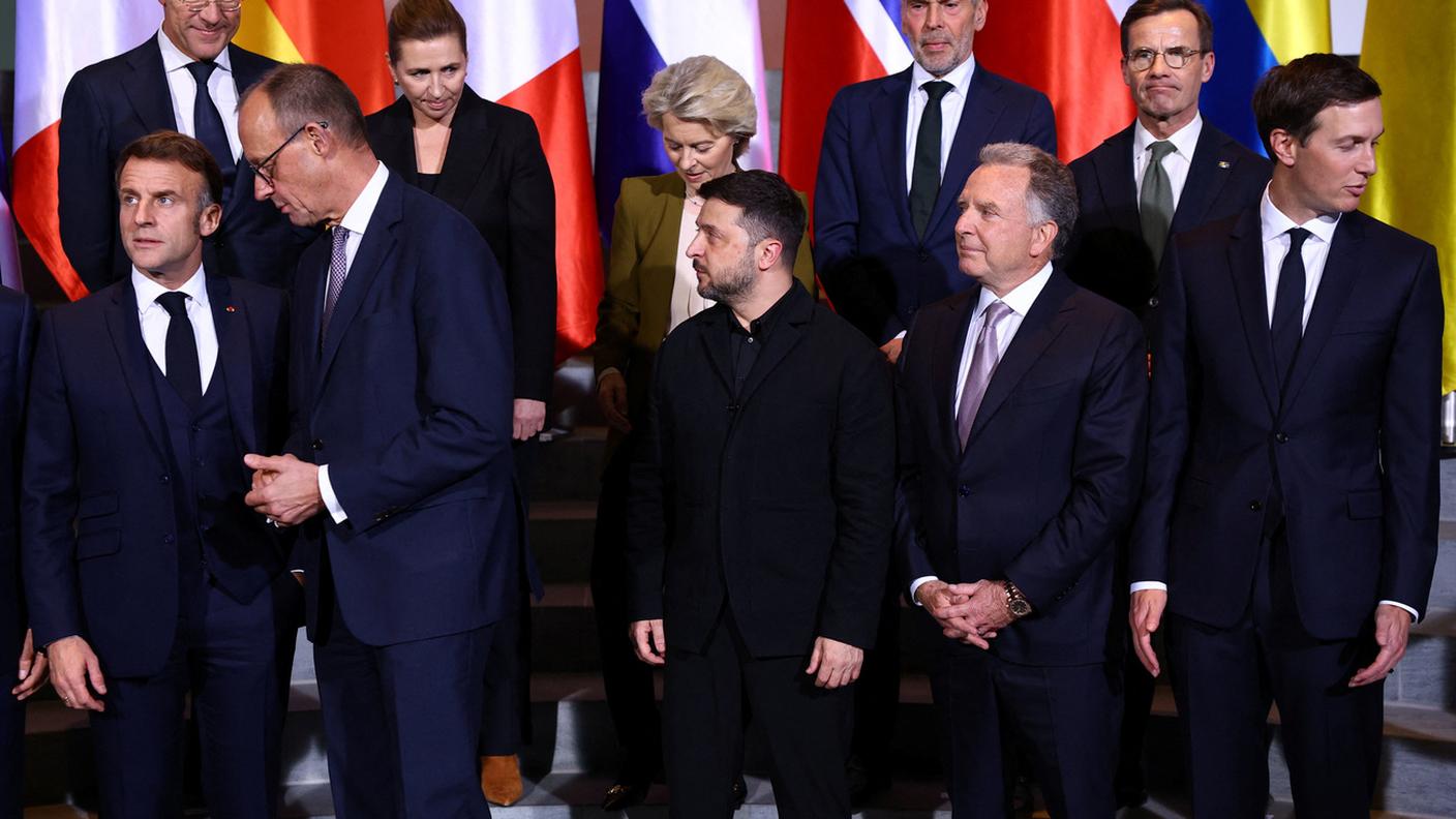 Volodymyr Zelensky e Steve Witkoff, al centro, con gli altri leader a Berlino