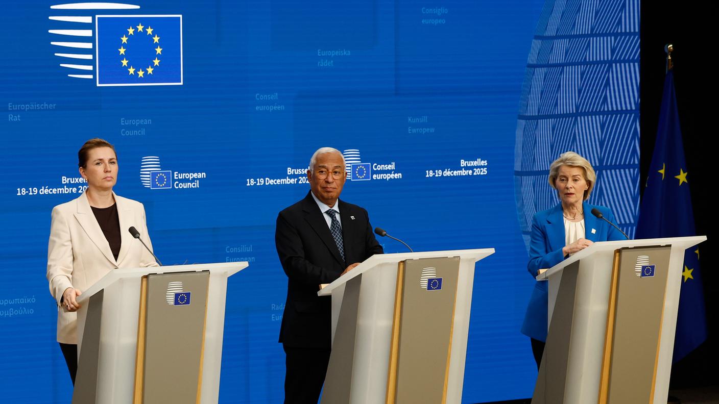 La premier danese Fredriksen, il presidente del Consiglio europeo Costa e della Commissione europea von der Leyen davanti alla stampa venerdì